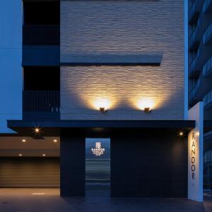 una fachada de un edificio con luces. en Randor Hotel Sapporo Suites en Sapporo