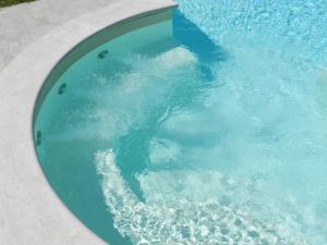 uma piscina de água azul numa piscina em Appartamenti Brufa Civico 13/17 em Brufa