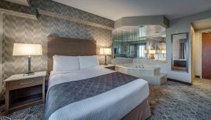 Postel nebo postele na pokoji v ubytování Monte Carlo Inn Markham