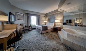 Postel nebo postele na pokoji v ubytování Monte Carlo Inn Markham