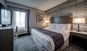 Postel nebo postele na pokoji v ubytování Monte Carlo Inn Markham