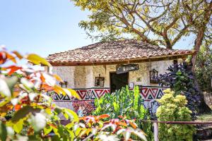 ソウレにあるPousada Marajoara- Hotel Fazenda-Turismo de Aventuraの庭園内の看板付きの小さな建物