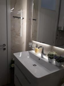 een badkamer met een wastafel en een spiegel bij Seahaven in Petrovac na Moru