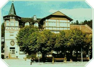 ein großes Gebäude mit einem Baum davor in der Unterkunft Gasthaus & Hotel Zur Linde in Friedrichroda