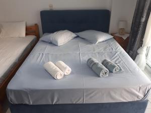 Una cama con tres almohadas encima. en Geni Bay, en Yénion