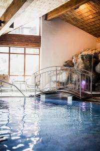 - un toboggan dans la piscine dans l'établissement Verwöhn-Wellnesshotel Walserhof, à Hirschegg