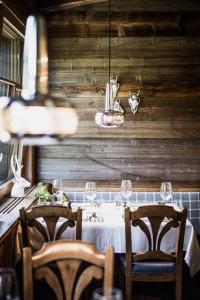 Reštaurácia alebo iné gastronomické zariadenie v ubytovaní Verwöhn-Wellnesshotel Walserhof