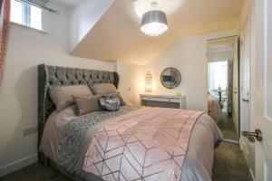 a bedroom with a large bed in a room at Woodland View in York