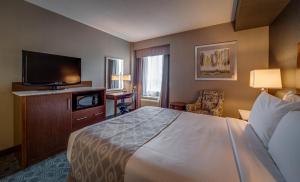 Postel nebo postele na pokoji v ubytování Monte Carlo Inn Markham