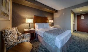 Postel nebo postele na pokoji v ubytování Monte Carlo Inn Markham