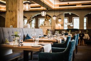Reštaurácia alebo iné gastronomické zariadenie v ubytovaní Verwöhn-Wellnesshotel Walserhof
