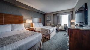 Postel nebo postele na pokoji v ubytování Monte Carlo Inn Markham