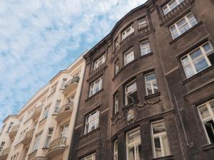 budynek z brązowej cegły z oknami na boku w obiekcie Žatecká - Old Town Residence w Pradze