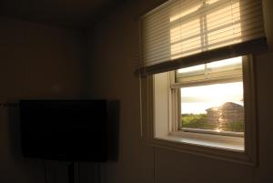 d'une fenêtre avec vue sur un bâtiment. dans l'établissement Harbourview Motel and Accommodations, à Port Hawkesbury