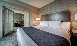 Postel nebo postele na pokoji v ubytování Monte Carlo Inn Markham