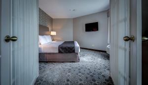 Postel nebo postele na pokoji v ubytování Monte Carlo Inn Markham
