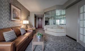 Posezení v ubytování Monte Carlo Inn Markham
