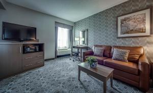 TV a/nebo společenská místnost v ubytování Monte Carlo Inn Markham