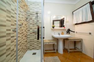 A bathroom at 21 Sleeps Private Pool Villa & BBQ Near Barcelona