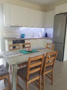 Kuchyň nebo kuchyňský kout v ubytování Lagonisi Apartment