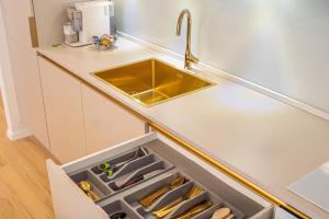 Golden Luxury Apartment tesisinde mutfak veya mini mutfak