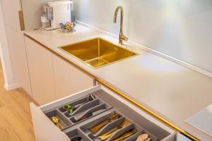 Kuchyňa alebo kuchynka v ubytovaní Golden Luxury Apartment + 37 fotografií