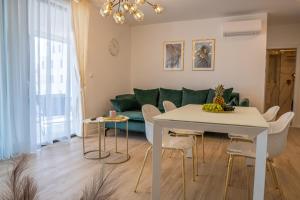 Posedenie v ubytovaní Golden Luxury Apartment