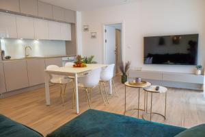 Televízia a/alebo spoločenská miestnosť v ubytovaní Golden Luxury Apartment