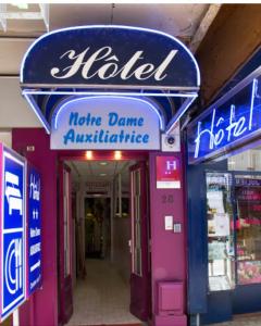 una señal de hotel en la parte delantera de una tienda en Notre Dame AUXILIATRICE, en Lourdes