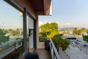 Rõdu või terrass majutusasutuses Ioannina In - central & modern apt 36m2 lake view