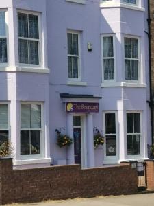 un edificio púrpura con un cartel en la parte delantera en The Boundary en Scarborough