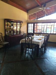 En restaurant eller et spisested på Boituva Rancho dos Arcos