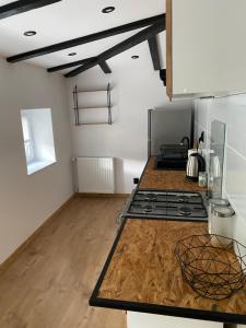 Kuchyňa alebo kuchynka v ubytovaní Apartamenty ToTuGdynia 8 + 7 fotografií