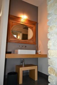 A bathroom at Relais Borgo del Gallo