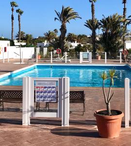 znak przed basenem z rośliną w obiekcie Casa Maiakai w mieście Playa Blanca