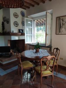 a dining room with a table and chairs at Villa Favilli in Pisa