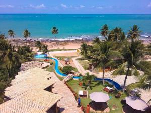 uma vista aérea de um resort com um parque aquático em Pousada Enseada do Sol em Jacumã