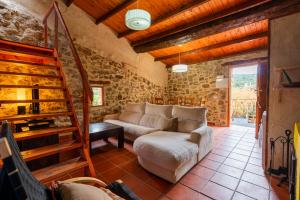 - un salon avec un canapé blanc et un escalier dans l'établissement El Cau dels Somnis, à La Cuevarruz
