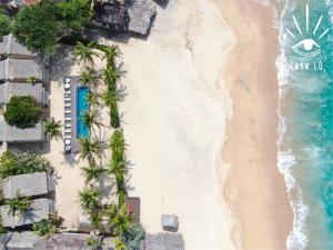 an overhead view of a beach with palm trees and the ocean at Casa Lu Hotel Boutique in Mazunte