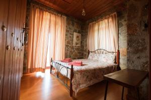Ліжко або ліжка в номері Rustic Stone Home, Milopotamos, Rethymno