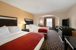 Holiday Inn Express Hotel and Suites Marysville, an IHG Hotel في ماريسفيل: غرفة فندقية بسريرين وتلفزيون بشاشة مسطحة