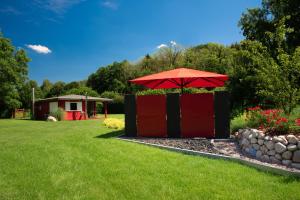 Ein Garten an der Unterkunft Romantic Wooden Lodge,Sauna,Schwimmteich,alleinstehend,absolut ruhig