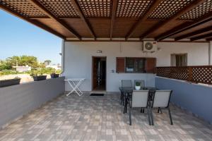 a patio with a table and chairs on a roof at Poppy flower in Stalís