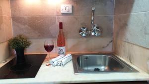 zlew z butelką wina i kieliszkiem w obiekcie Madre Tierra Apartment w mieście Puerto de la Madera +23 zdjęcia