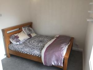 Postel nebo postele na pokoji v ubytování Worcester Town Home & Garden