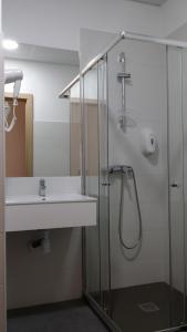 帕德隆Albergue & Rooms Murgadán的带水槽和淋浴的浴室