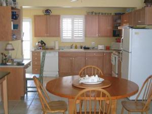 Η κουζίνα ή μικρή κουζίνα στο Adorable North Beach Home - Oceanfront by Ocean Properties