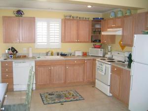 Η κουζίνα ή μικρή κουζίνα στο Adorable North Beach Home - Oceanfront by Ocean Properties