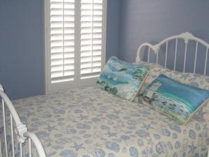 Ένα ή περισσότερα κρεβάτια σε δωμάτιο στο Adorable North Beach Home - Oceanfront by Ocean Properties