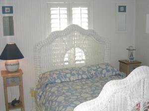 Ένα ή περισσότερα κρεβάτια σε δωμάτιο στο Adorable North Beach Home - Oceanfront by Ocean Properties